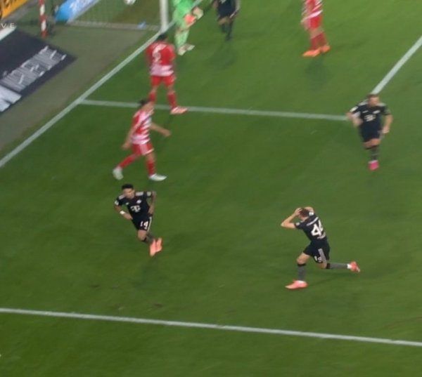 队友齐惊呆了!迪亚斯超等寰宇波破门,斯坦尼西奇抱头不敢折服